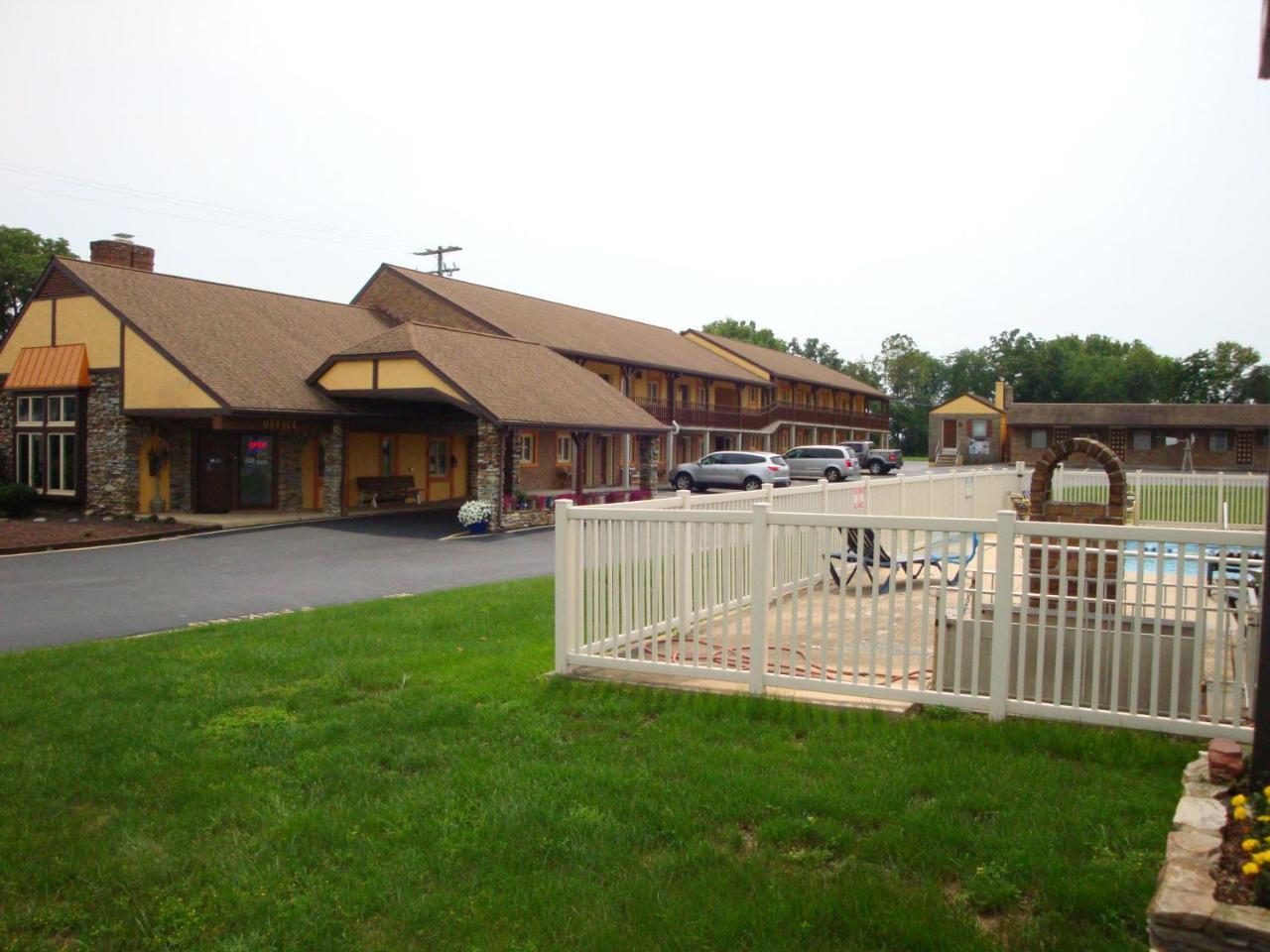 Soudersburg Inn & Suites Lancaster Ронкс Экстерьер фото
